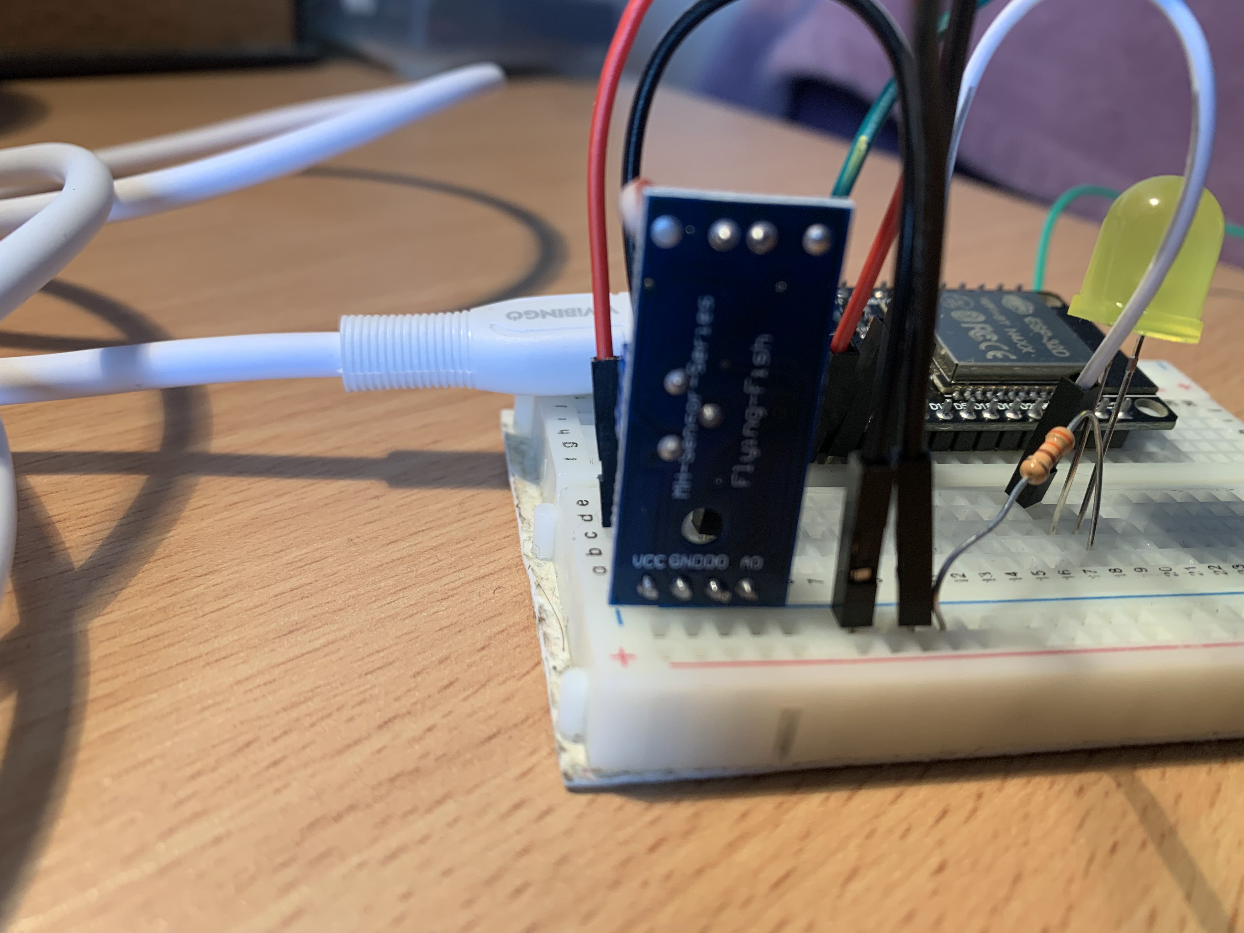 Сензор светлости на breadboard-у